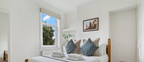 2 habitaciones, tabla de planchar con plancha y cuna de viaje