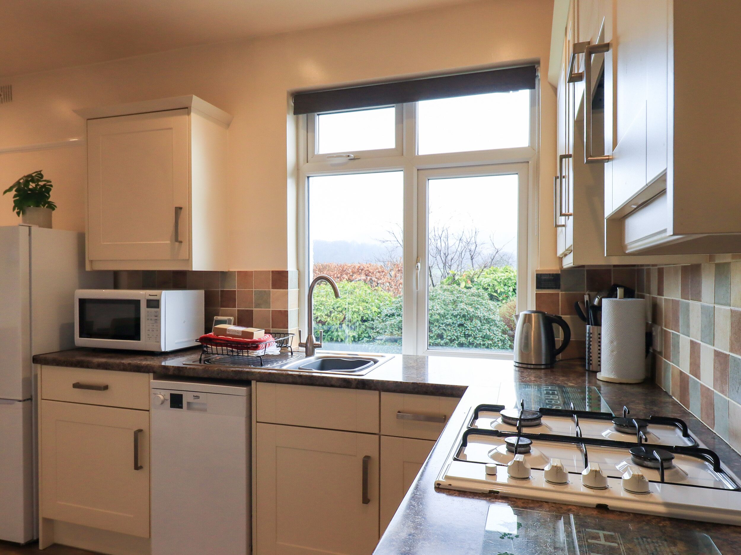 Cottage | Private kitchen | Fridge, dishwasher, electric kettle, toaster