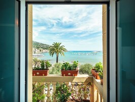 Habitación superior, vistas al mar | Vistas del balcón