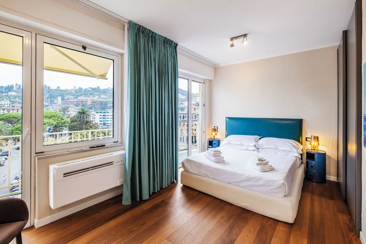 Suite, 1 letto queen con divano letto, non fumatori, vista mare | Area soggiorno | Smart TV 30 pollici con canali satellitari