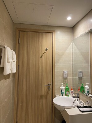 Shower, hair dryer, bidet, towels - Halong Apartment Hotel (Thành phố Hạ Long)