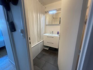 Handtücher, Seife, Toilettenpapier