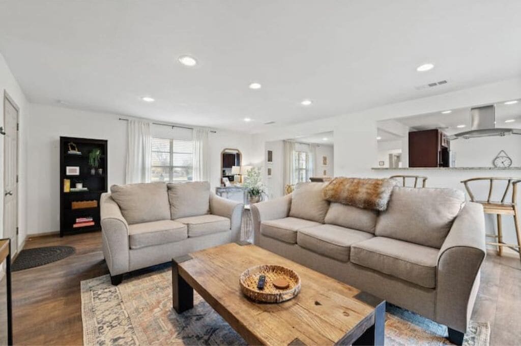 Charming Mid-Century Retreat: Dog-Friendly 1-Story Oasis near The Domain