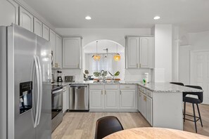 Refrigerador, microondas, horno y parrilla de estufa 