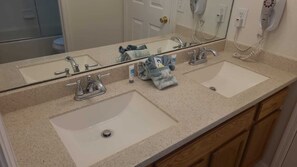 Haartrockner, Handtücher, Seife, Toilettenpapier