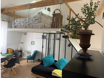 Un grand lit + 1 futon canapé et en le dépliant vous pouvez dormir dedans !