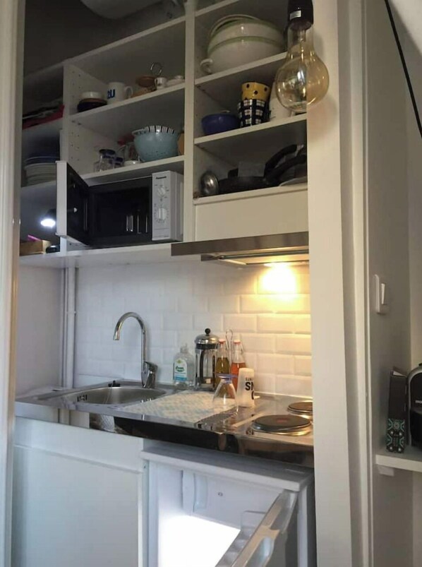 Réfrigérateur, micro-ondes, plaque de cuisson, cafetière/bouilloire