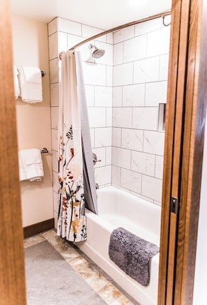 Douche, sèche-cheveux, serviettes fournies, savon