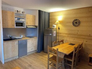 Kylskåp, mikrovågsugn, ugn och diskmaskin
