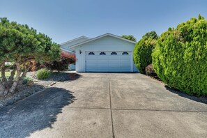 Property grounds - Charming Rogue Valley Home in Central Point! (Central Point)