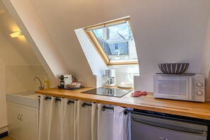 Fridge, microwave, oven, coffee/tea maker - Au Cœur des Remparts - Place du marché (Vannes)