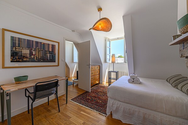1 habitación, tabla de planchar con plancha, wifi gratis y ropa de cama