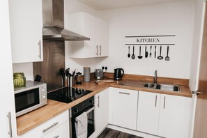 Huoneisto | Yksityinen keittiö | Jääkaappi, mikroaaltouuni, uuni, liesi
