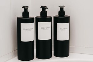 아파트 | 욕실 편의 시설 | 샤워기/욕조 결합, 전신 욕조, 헤어드라이어, 타월