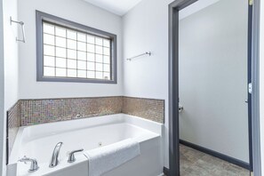 Combined shower/tub, jetted tub - Elevator! Dogs, Semi OF, Private Pool, Hot Tub, SS2026 (Southern Shores)