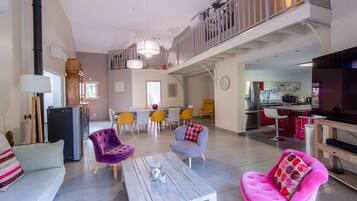 Una televisión, una chimenea