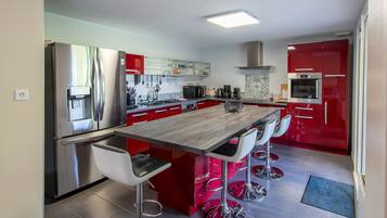 Frigorífico, microondas, horno y lavavajillas