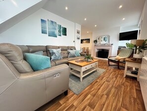 Smart TV, fireplace, books - Lundy Lookout! Hot Tub. Minutes drive to beach (BIDEFORD)