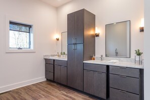 吹风机、毛巾、肥皂、洗发水