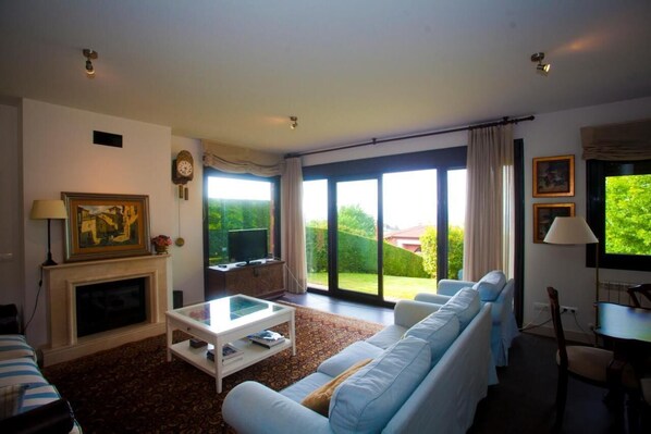 Smart-tv och eldstad