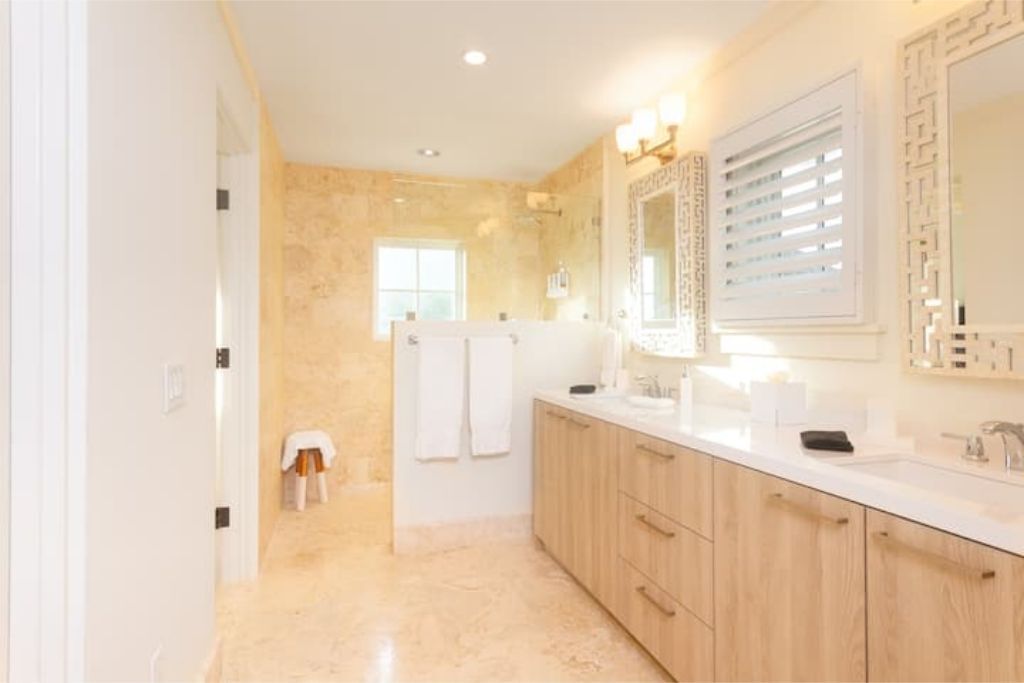 Dusj, håndklær, såpe og sjampo