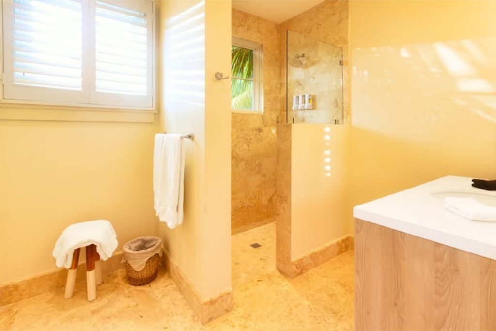 Douche, serviettes fournies, savon, shampoing