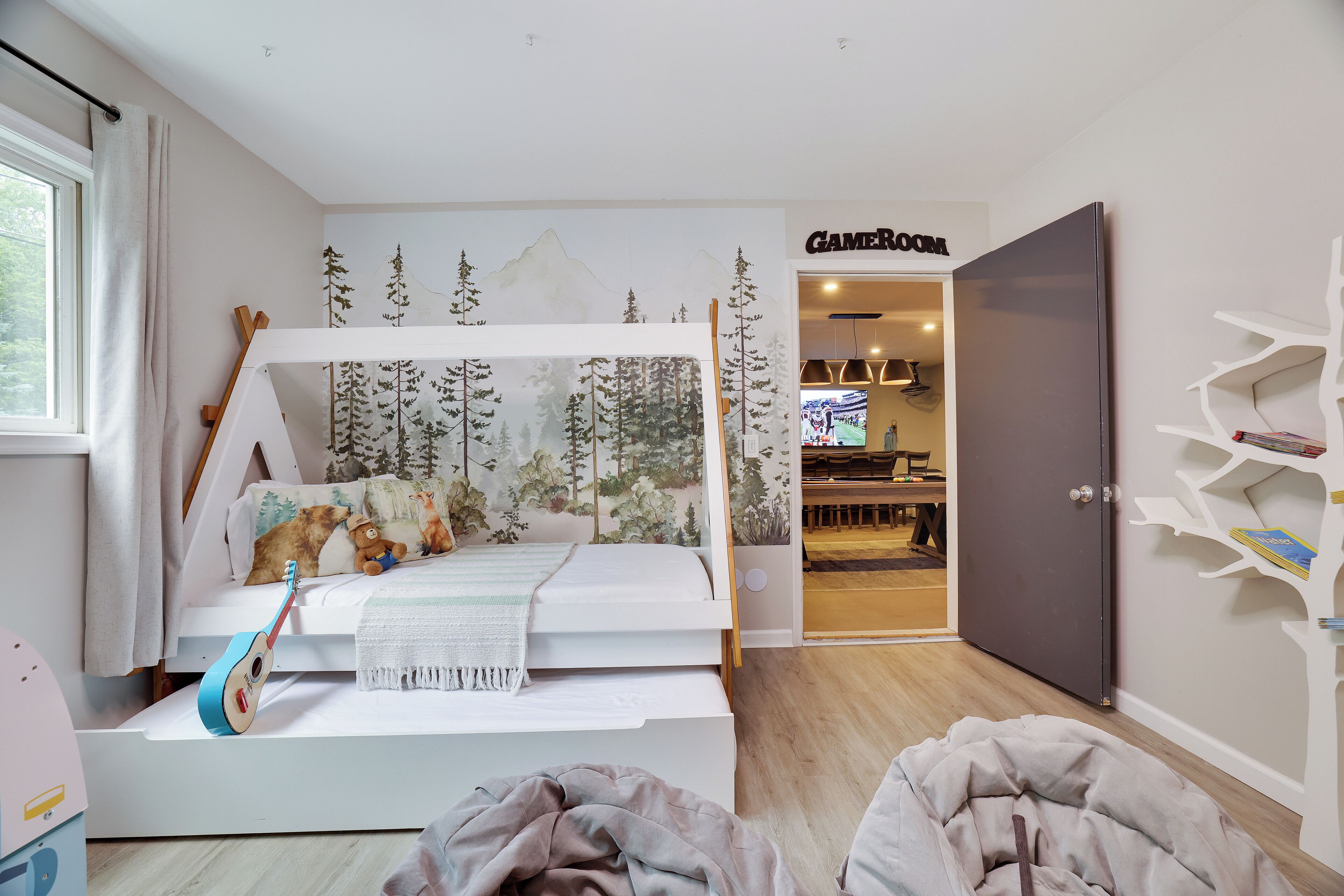 4 soverom, skrivebord, strykejern/-brett og reiseseng for barn