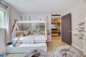 4 bedrooms, desk, iron/ironing board, travel crib - FunFilled Home • SharedPool • GameRoom • FirePit • Karaoke • PetFriendly • Ski (East Stroudsburg)