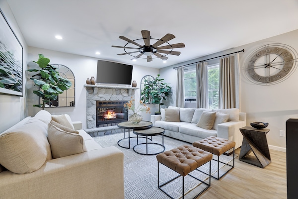 Smart TV, chimenea, videojuegos, futbolito