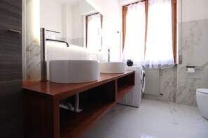 Shower, hair dryer, bidet, towels