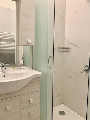 Dusche, Haartrockner, Bidet, Handtücher
