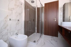Shower, hair dryer, bidet, towels - 4 Bedroom Apartment in Bergamo (Bergamo)