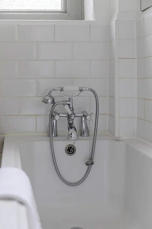 Leilighet – basic, 1 kingsize-seng | Bad | Hårføner, håndklær, såpe og sjampo