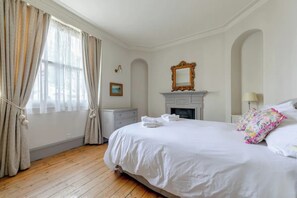 Eenvoudig appartement, 1 kingsize bed | 1 slaapkamer, een laptopwerkplek, een strijkplank/strijkijzer