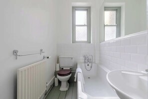 Basic Apartment, 1 King Bed | Bathroom | Hair dryer, towels, soap, shampoo - Timeless Victorian 1BD Flat - Fulham (London)
