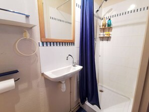 Dusch, hårtork, handdukar och tvål