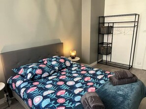 2 makuuhuonetta, silitysrauta/-lauta, ilmainen Wi-Fi, vuodevaatteet