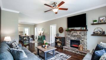 Een smart-tv en een open haard