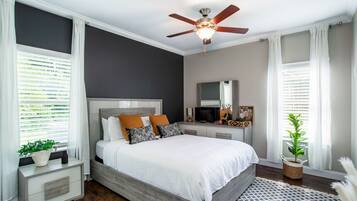 2 makuuhuonetta, työpöytä, silitysrauta/-lauta, ilmainen Wi-Fi