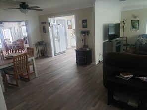 Smart TV, DVD player, books, stereo - Dunnellon Pool House on Tiger Lake  Near Rainbow River State Park & Tubing (Dunnellon)