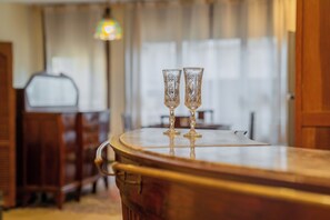 Una zona de bar con dos vasos transparentes sobre una barra de madera.