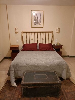 1 habitación, tabla de planchar con plancha, wifi gratis y ropa de cama