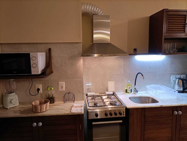 Refrigerador, microondas, horno, cafetera/tetera