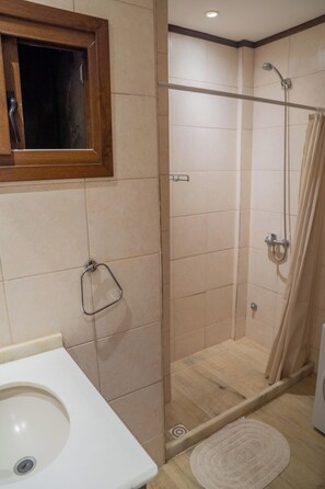 Haartrockner, Handtücher, Toilettenpapier