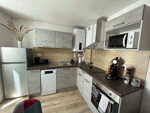 Fridge, microwave, oven, stovetop - Appartement Idéalement Situé en Plein Cœur de Ville de Rodez (Rodez)