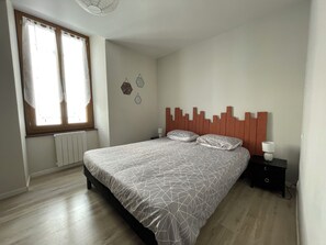 1 slaapkamer, een strijkplank/strijkijzer, reisbedje, wifi
