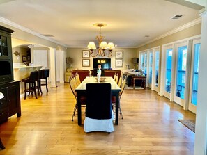 Dining - Pet friendly, golf cart included - "The Bailey-Wick”, 294 Tarpon Drive (Fripp Island)