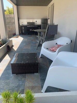 Outdoor dining - Studio near UZES with access to swimming pool (Flaux)