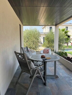 Outdoor dining - Studio near UZES with access to swimming pool (Flaux)