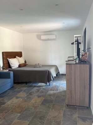 Room - Studio near UZES with access to swimming pool (Flaux)